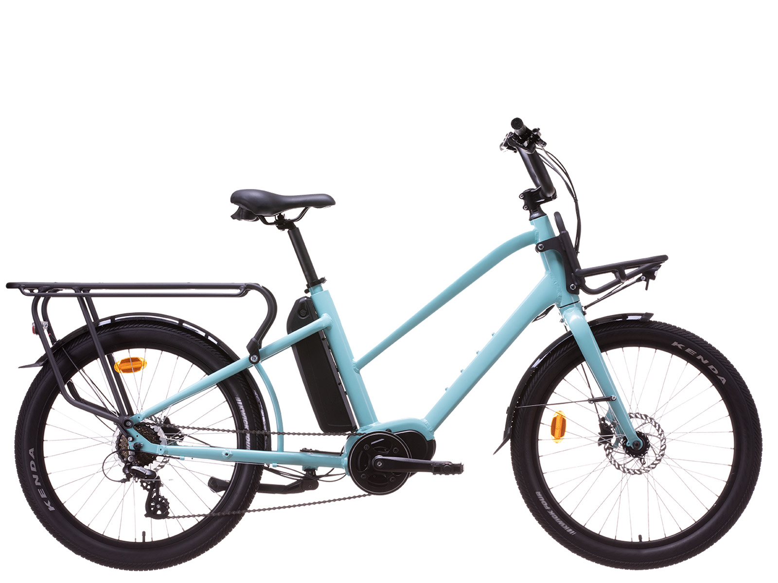 Bicicleta eléctrica azul claro con neumáticos y portaequipajes negros, sobre fondo blanco.