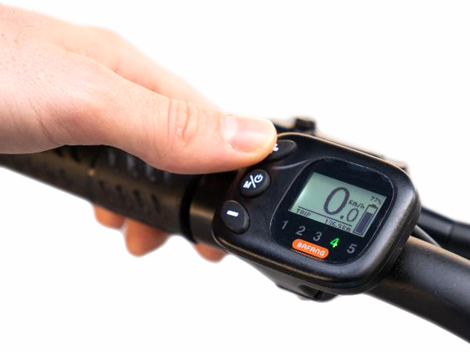Una mano presiona un botón en una pantalla de bicicleta eléctrica que muestra la velocidad, el nivel de batería y los datos del viaje.