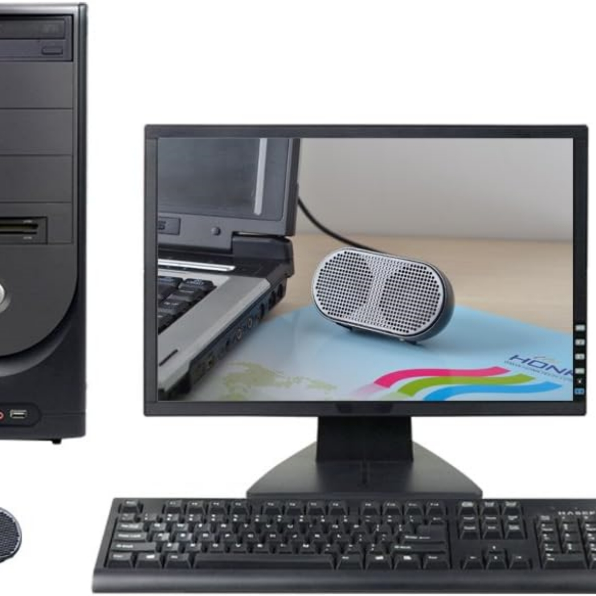 Ein Computer-Setup mit einem schwarzen Tower, einem Monitor, der einen Laptop, eine Tastatur und einen Lautsprecher anzeigt.