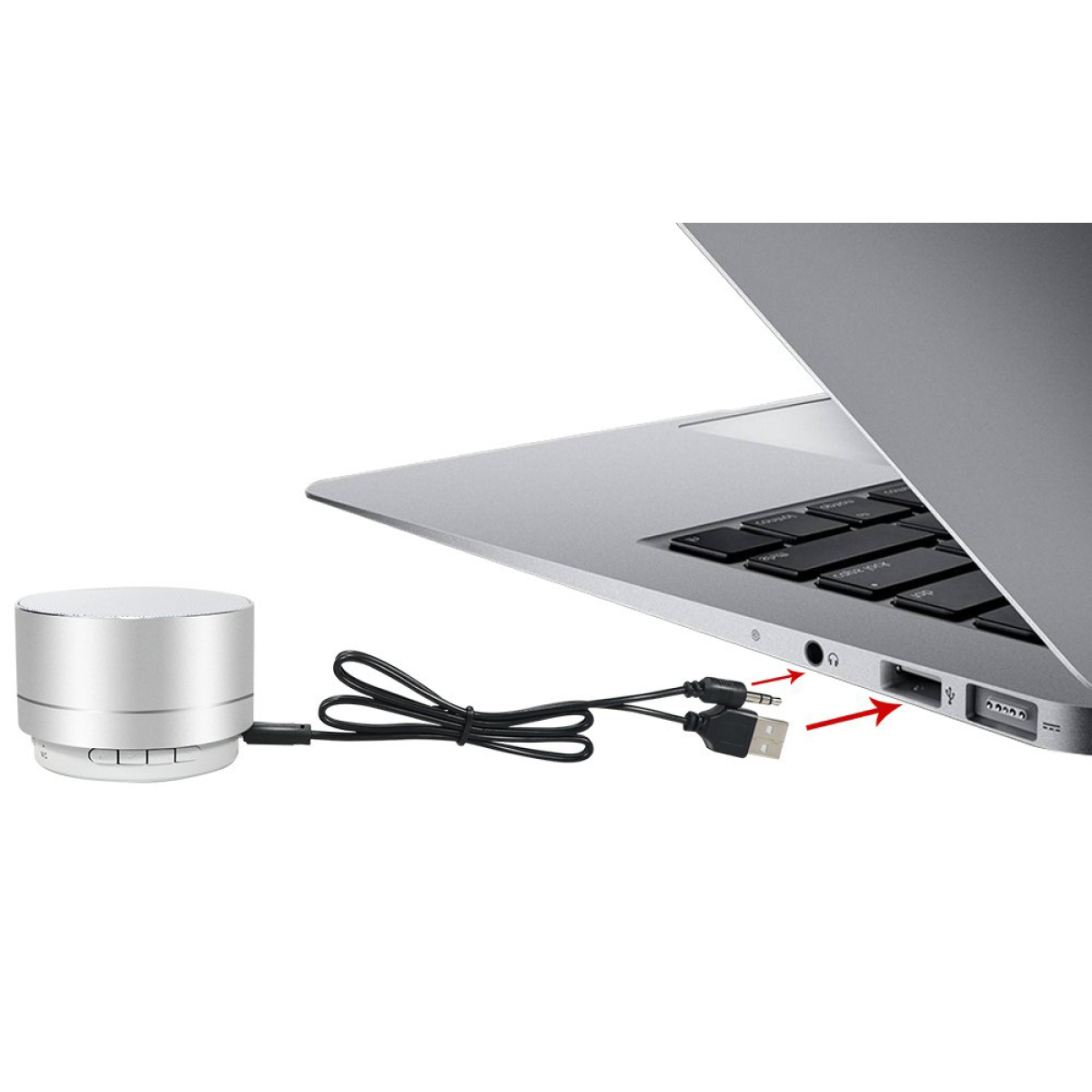Silberner Lautsprecher, der über ein USB-Kabel mit einem Laptop verbunden ist.