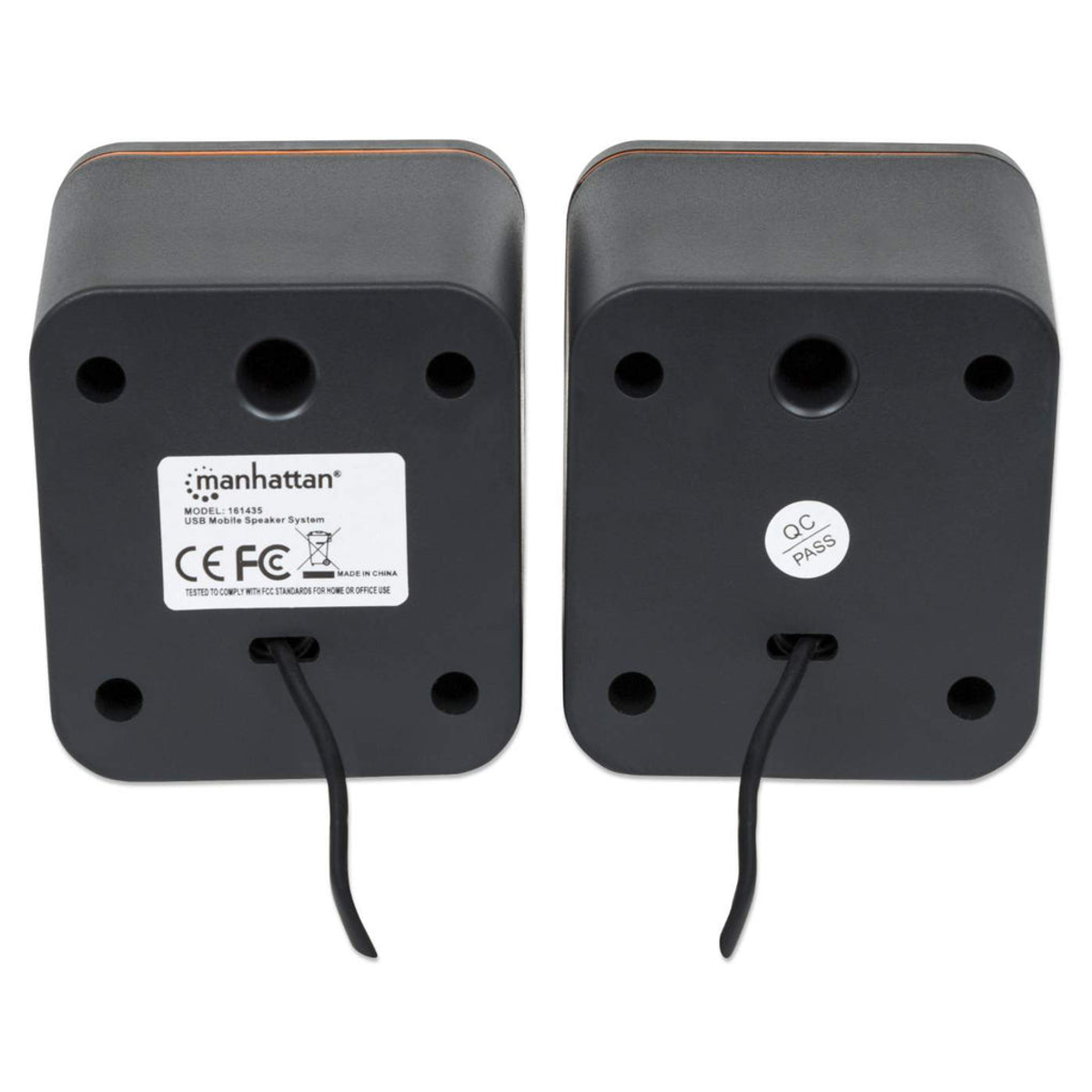 Dwa czarne głośniki z widocznymi tyłami. Dołączone czarne kable.