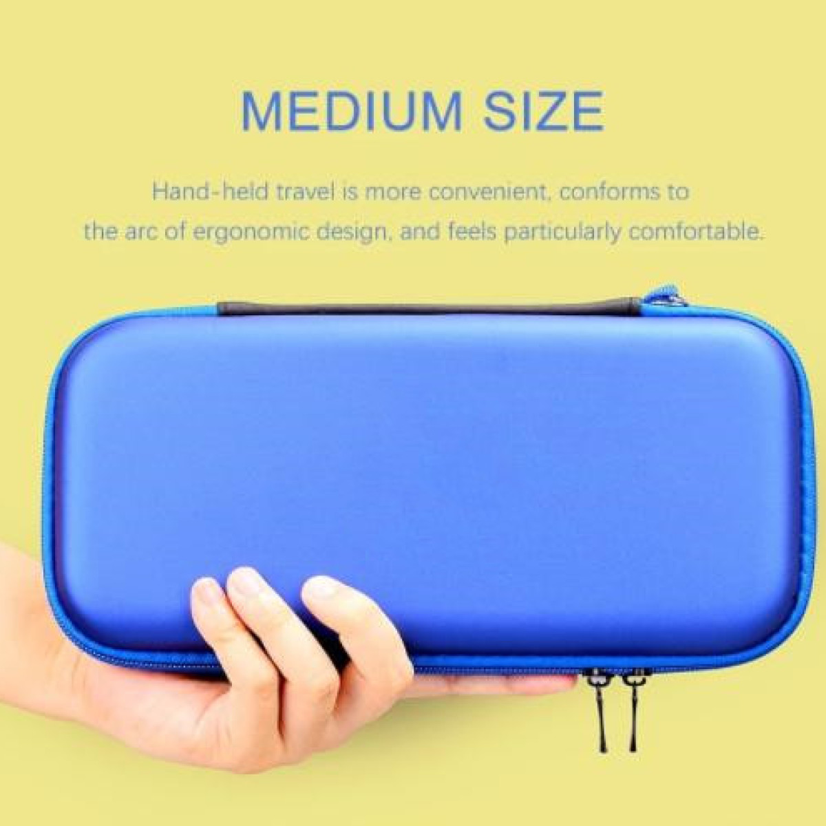 Niebieskie etui podróżne trzymane w dłoni. Tekst opisuje etui.