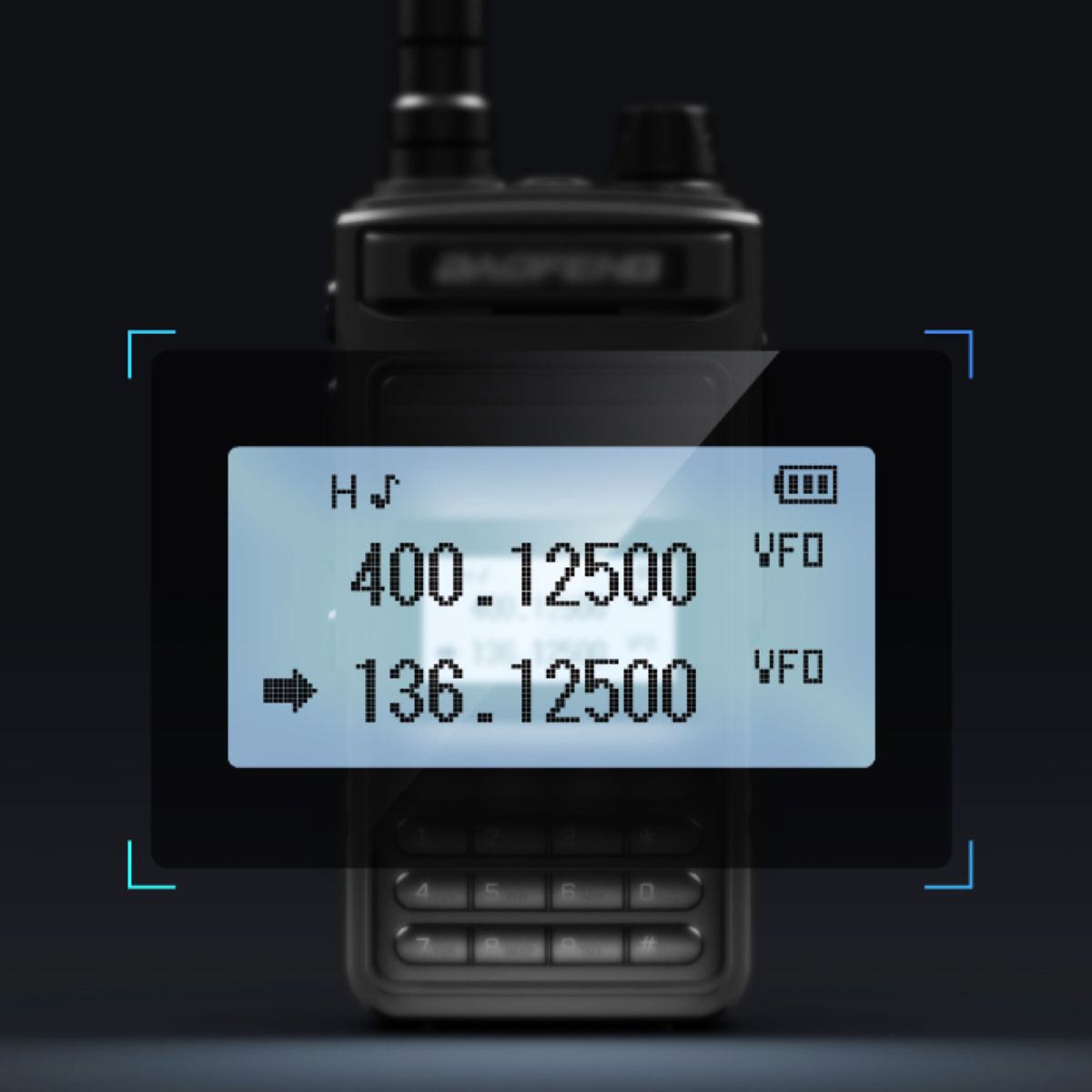 Nahaufnahme eines schwarzen Walkie-Talkie-Bildschirms. Zeigt Frequenz- und Batterieinformationen.