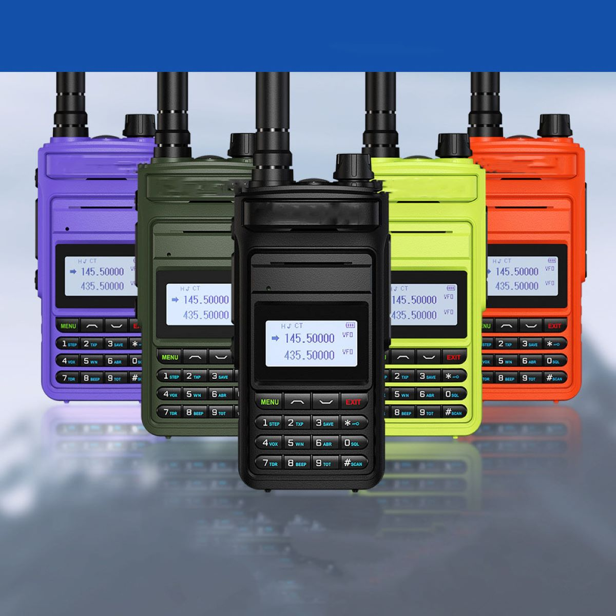 Fünf Walkie-Talkies in verschiedenen Farben. Jeder hat einen Bildschirm und Knöpfe. Antennen sichtbar.
