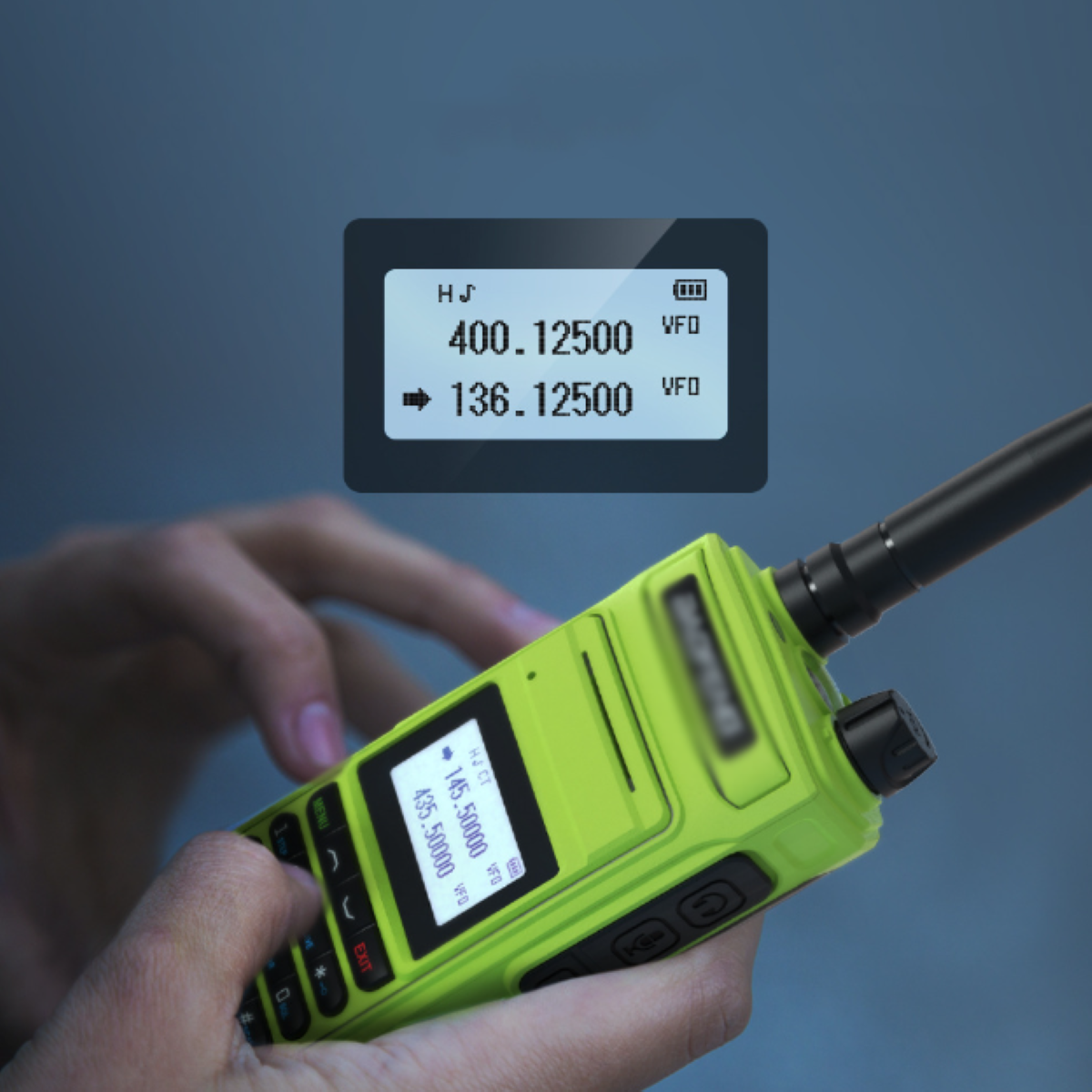 Ein grünes Walkie-Talkie mit Frequenzanzeige, gehalten in einer Hand.