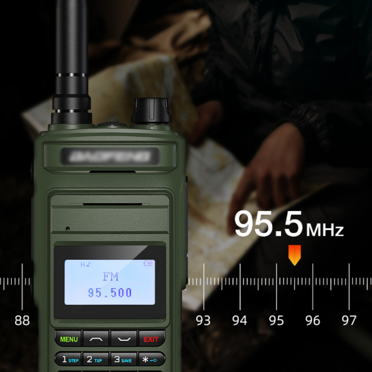 Grünes Walkie-Talkie-Funkgerät mit Display, das die Frequenz 95,5 MHz und verschiedene Tasten anzeigt.