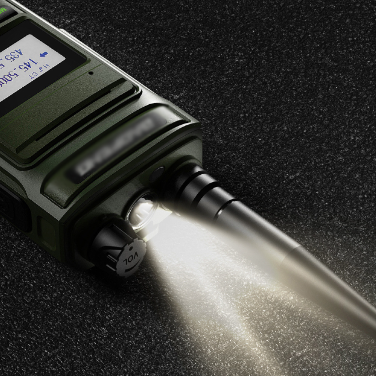 Ein grünes Walkie-Talkie mit leuchtendem Licht und Lautstärkeregler.