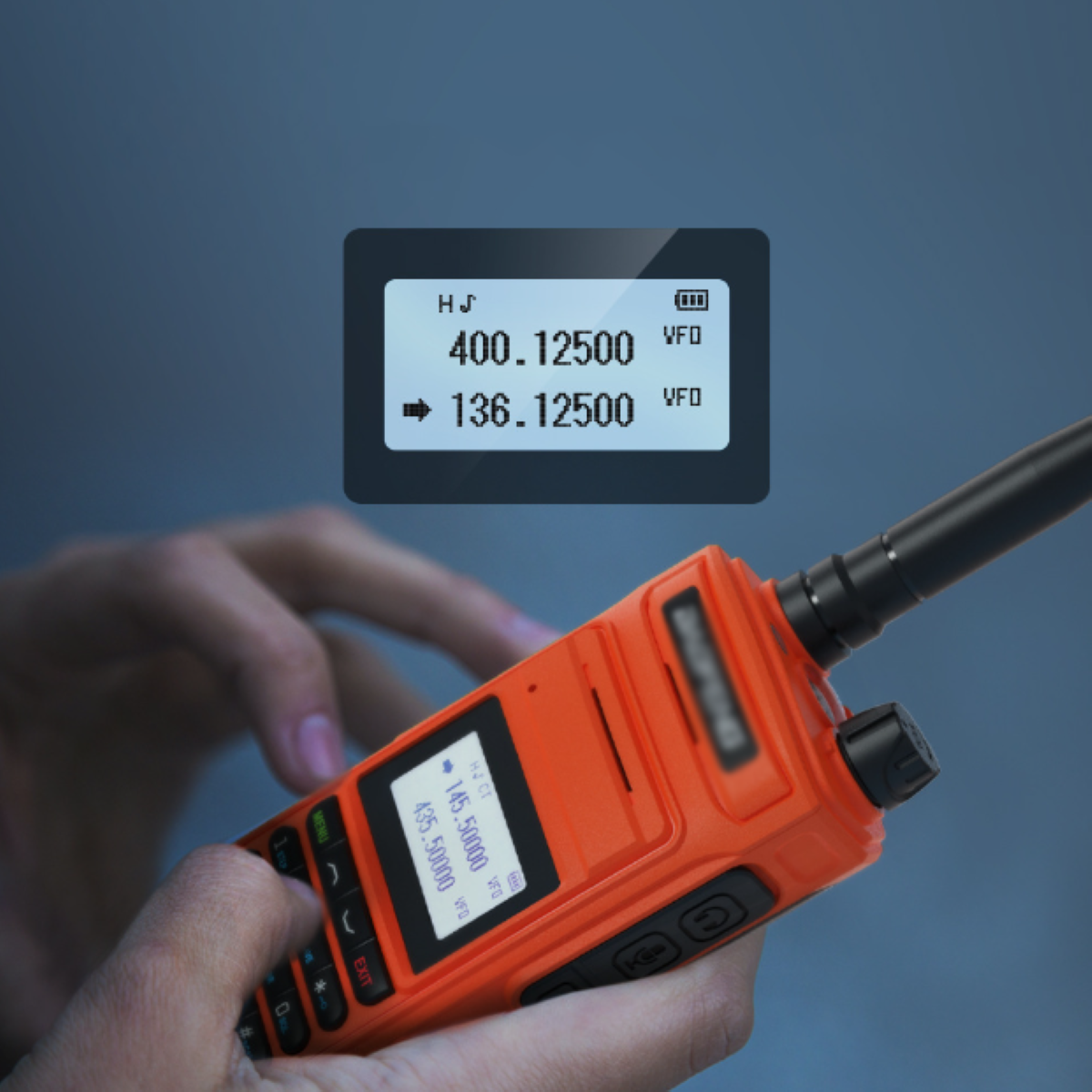 Oranges Walkie-Talkie mit Frequenzanzeige, gehalten von Händen.
