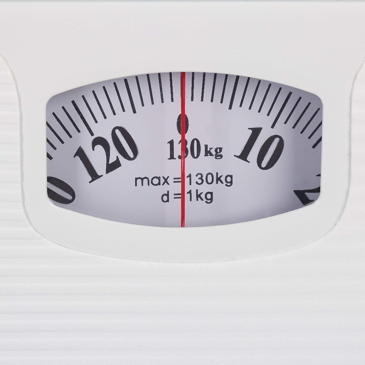 Waage mit 130 kg Maximalgewicht, mit roter Nadel, die das aktuelle Gewicht anzeigt.