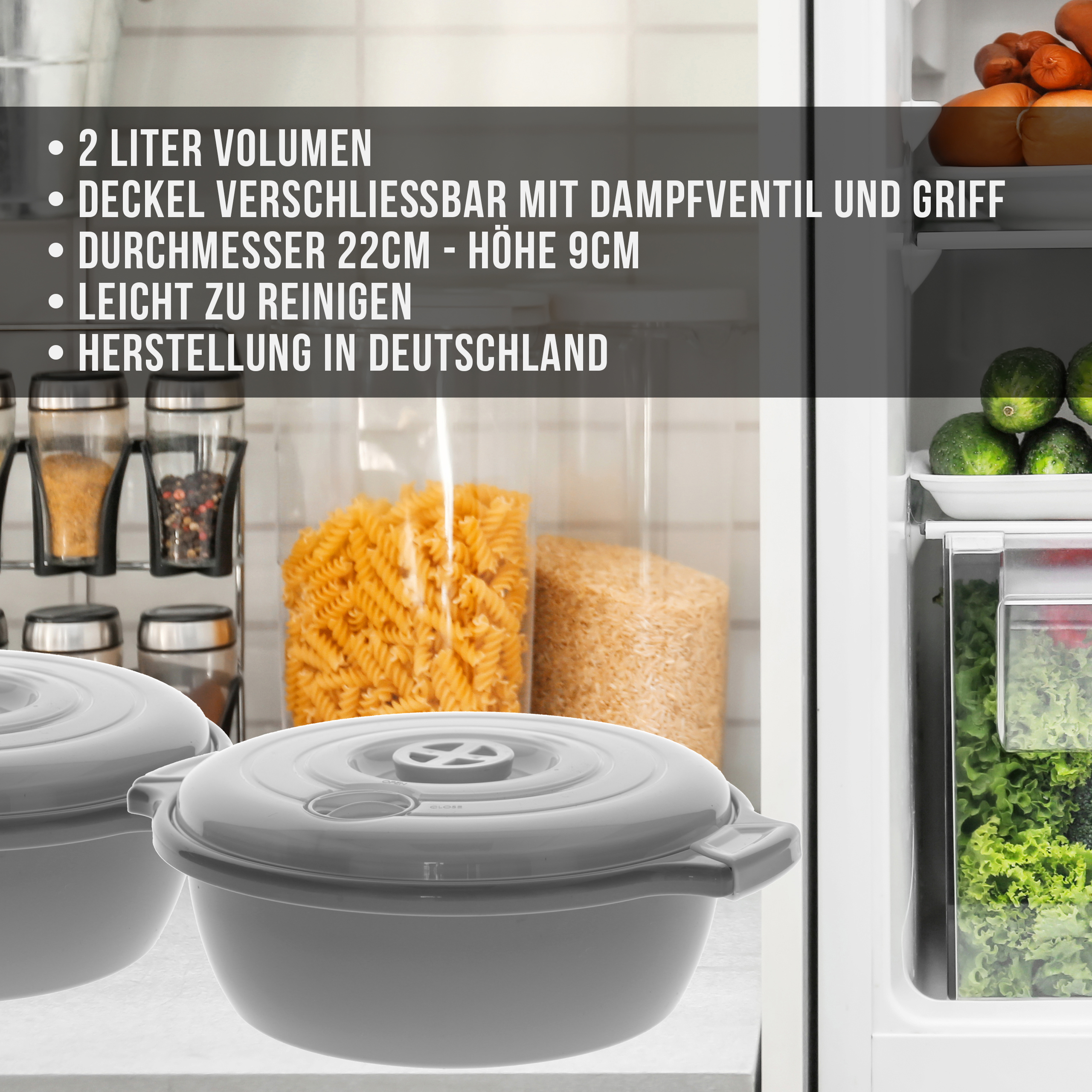 Zwei graue Schalen mit Deckeln auf weißer Oberfläche, neben Lebensmittelbehältern im Kühlschrank.