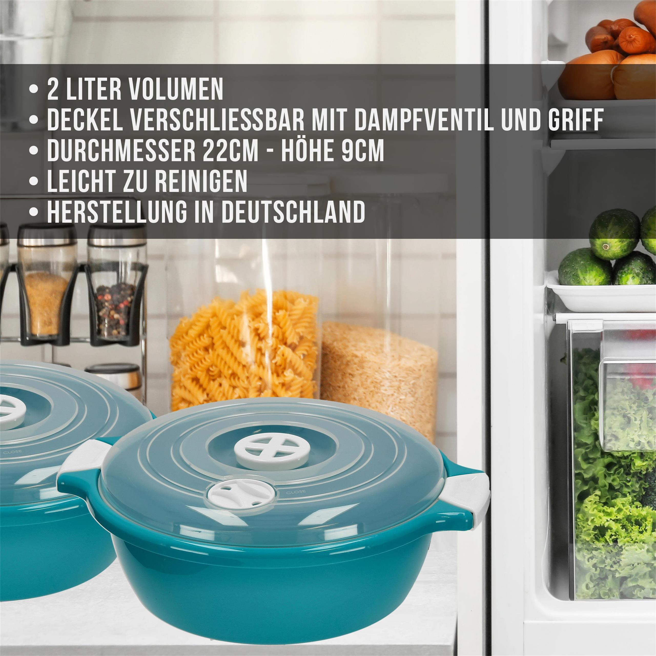 Zwei türkisfarbene Lebensmittelbehälter mit Text über Funktionen und Kühlschrank im Hintergrund.