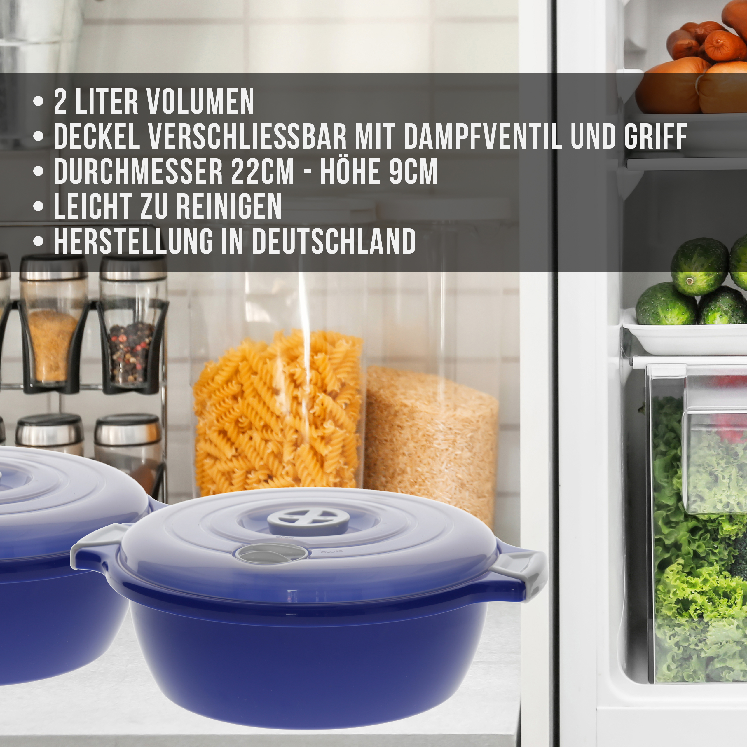 Zwei blaue Kochtöpfe mit Deckeln, in einem Kühlschrank mit Lebensmitteln.