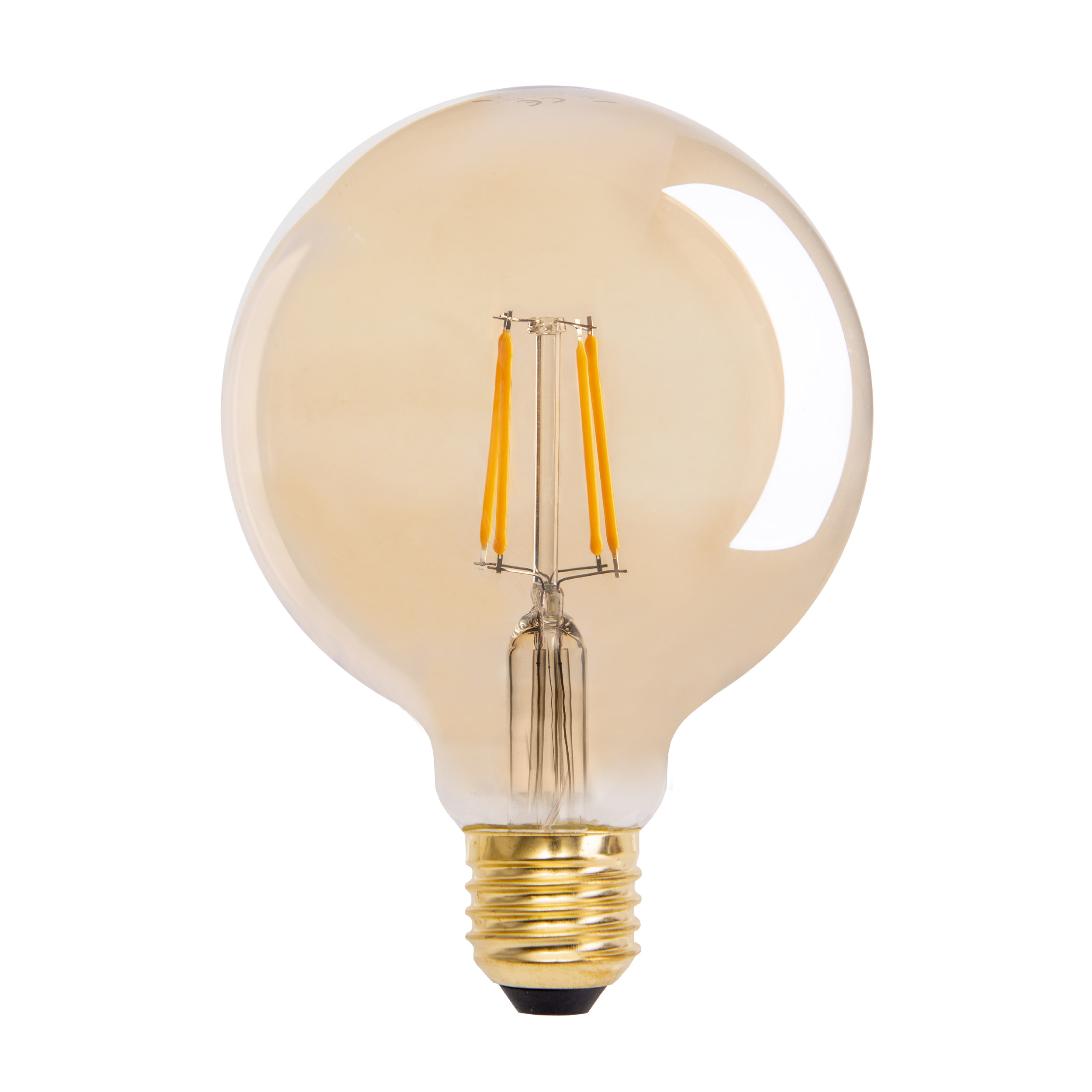 Große, bernsteinfarbene LED-Glühbirne mit goldenem Sockel, isoliert auf Weiß.