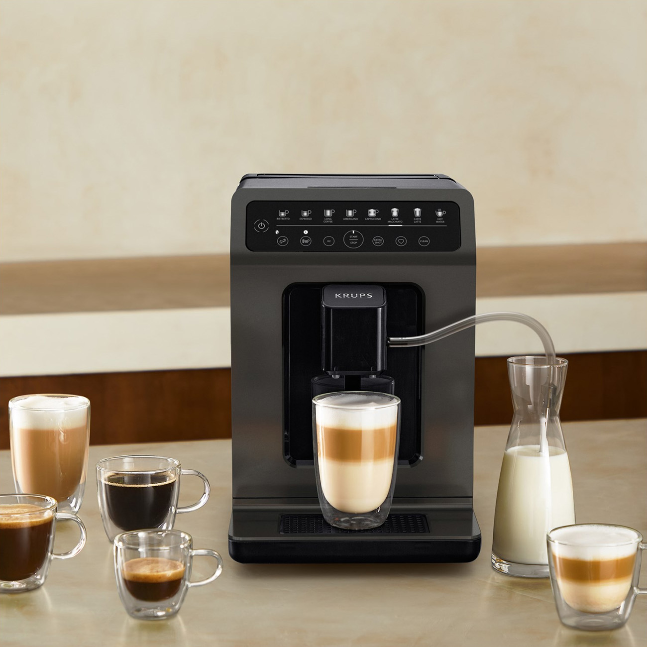 Eine Kaffeemaschine mit verschiedenen Kaffeetassen und einer Milchkanne. Die Maschine gibt Kaffee aus.