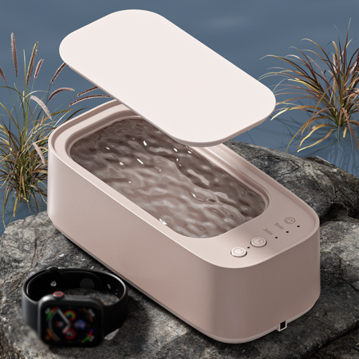 Eine rosa Desinfektionsmaschine mit offenem Deckel. Eine Smartwatch und Pflanzen sind im Hintergrund.