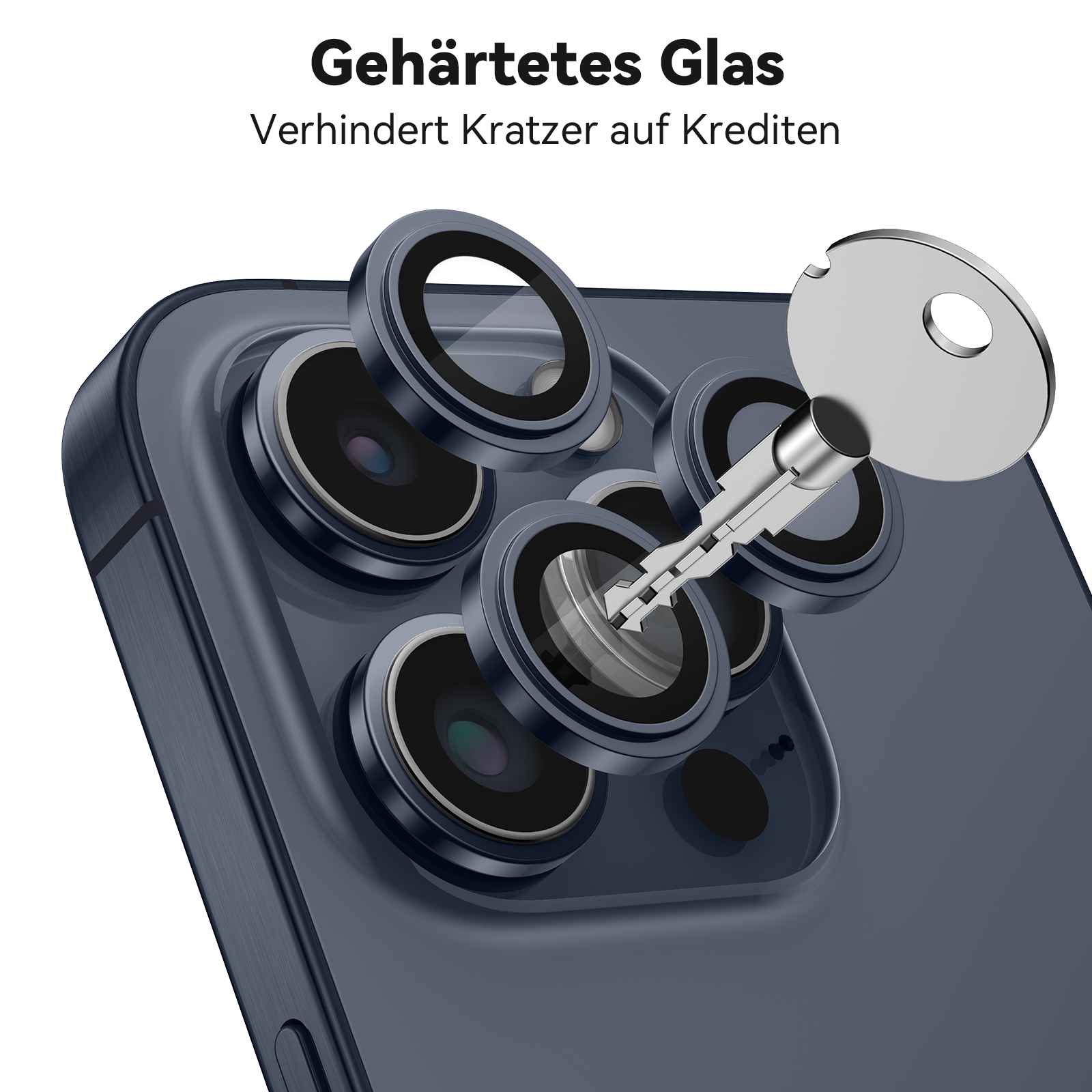 Telefon mit Objektivschutz und Schlüssel. Blaues Telefon, schwarze Linsen. Der Schlüssel ist silber.