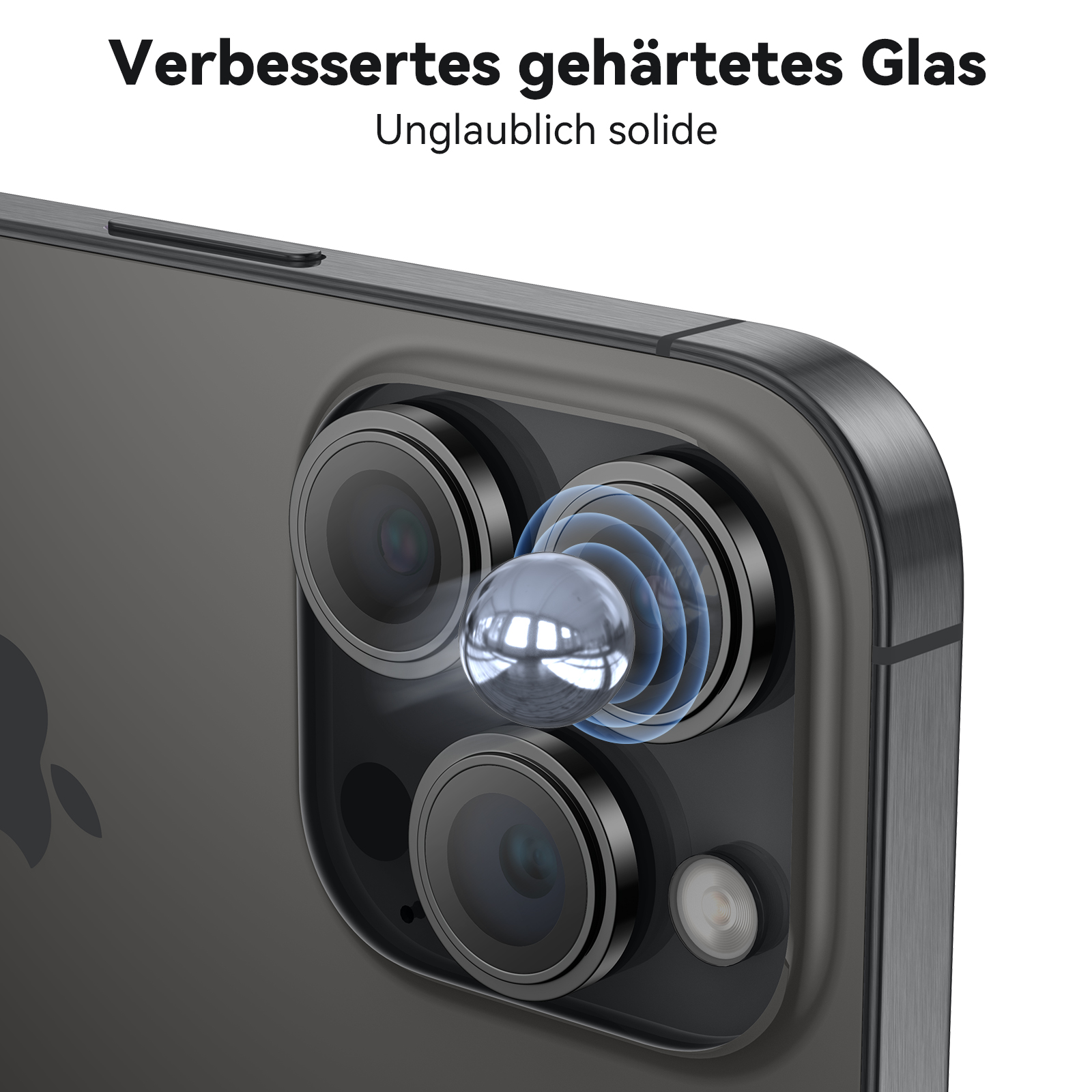 Nahaufnahme der Kameralinsen des Telefons. Eine silberne Kugel ist in der Nähe.
