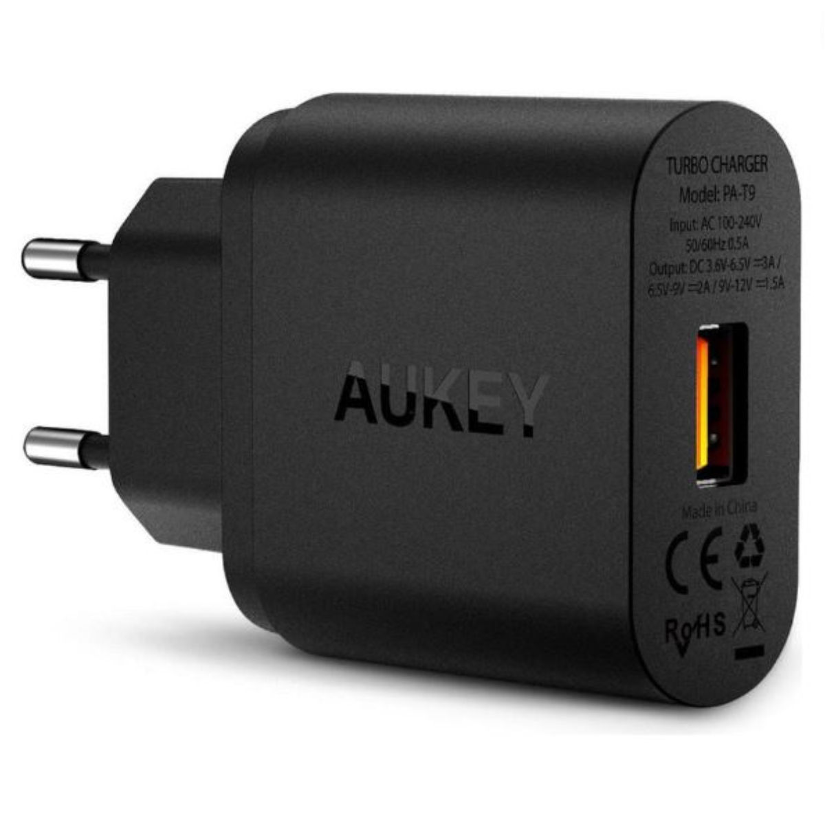 Schwarzes Aukey Turbo-Ladegerät mit USB-Anschluss und gedruckten Spezifikationen. Es wird direkt in eine Steckdose gesteckt.