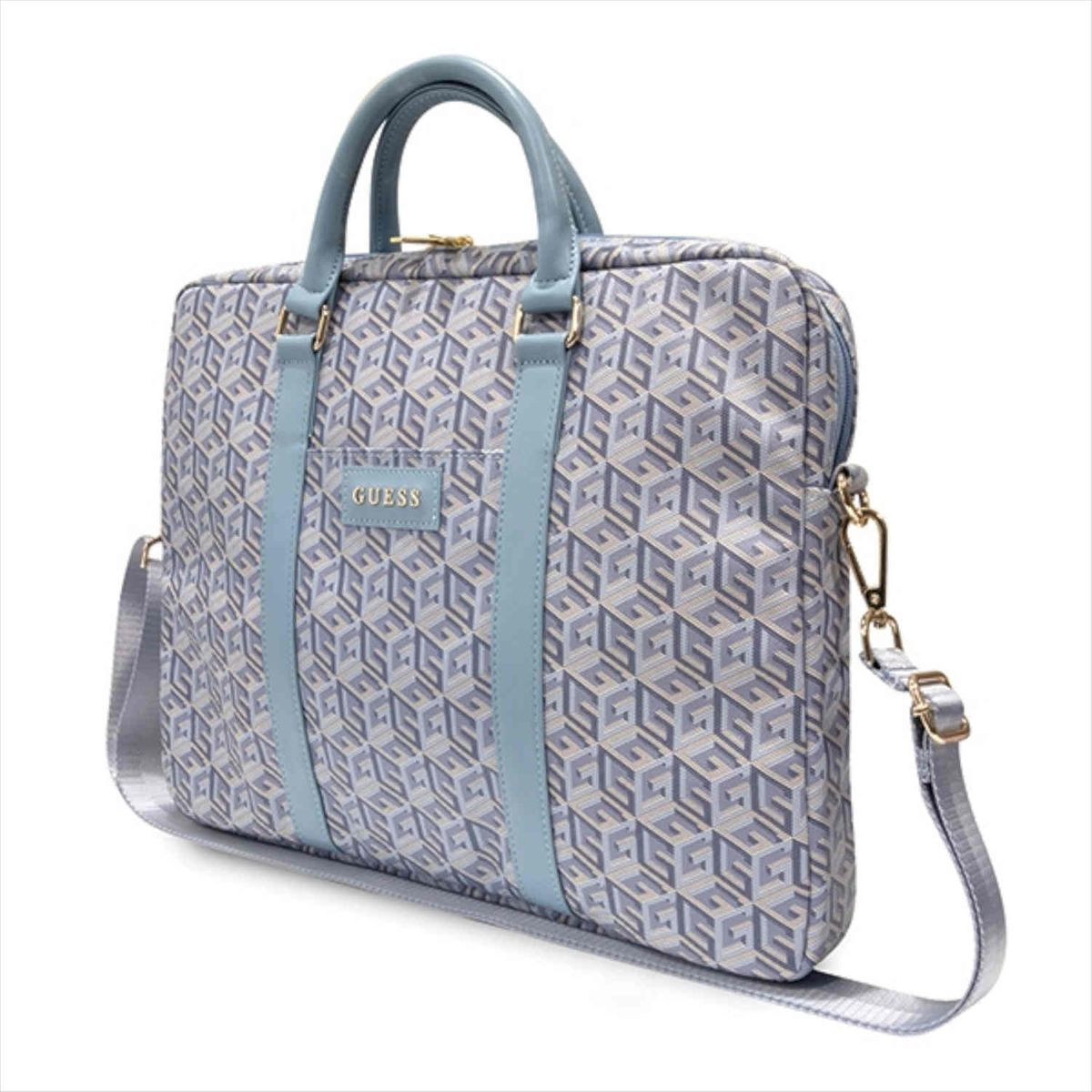 Una borsa per laptop Guess a fantasia con tracolla e manico. Sfondo bianco.