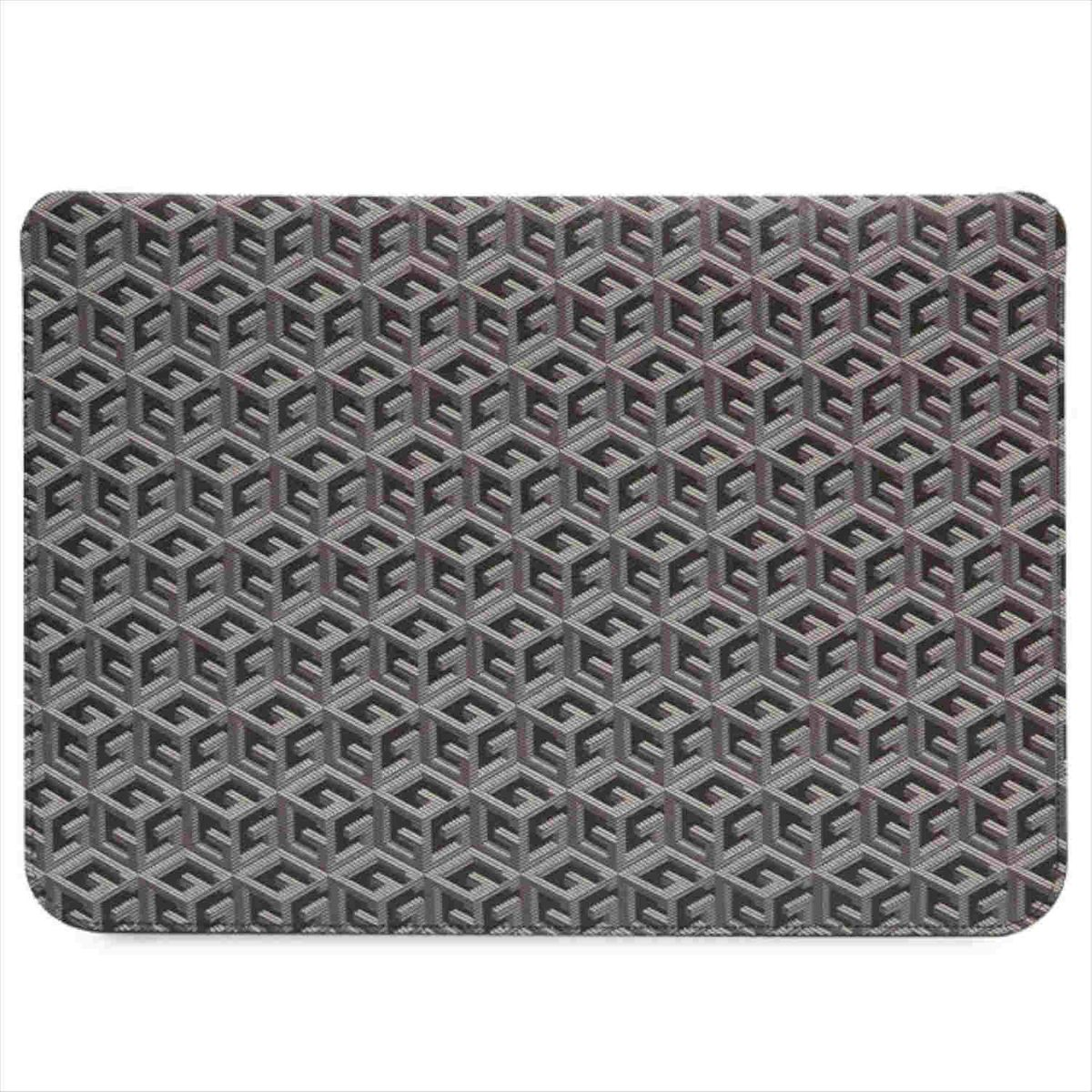Ein graues Mousepad mit einem sich wiederholenden geometrischen Muster aus ineinandergreifenden Würfeln.