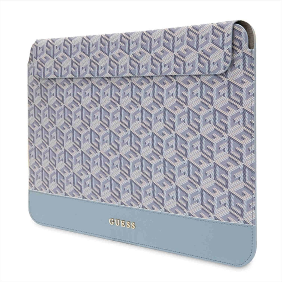Una funda para portátil con estampado azul claro y blanco con la palabra 'GUESS' en la parte inferior.
