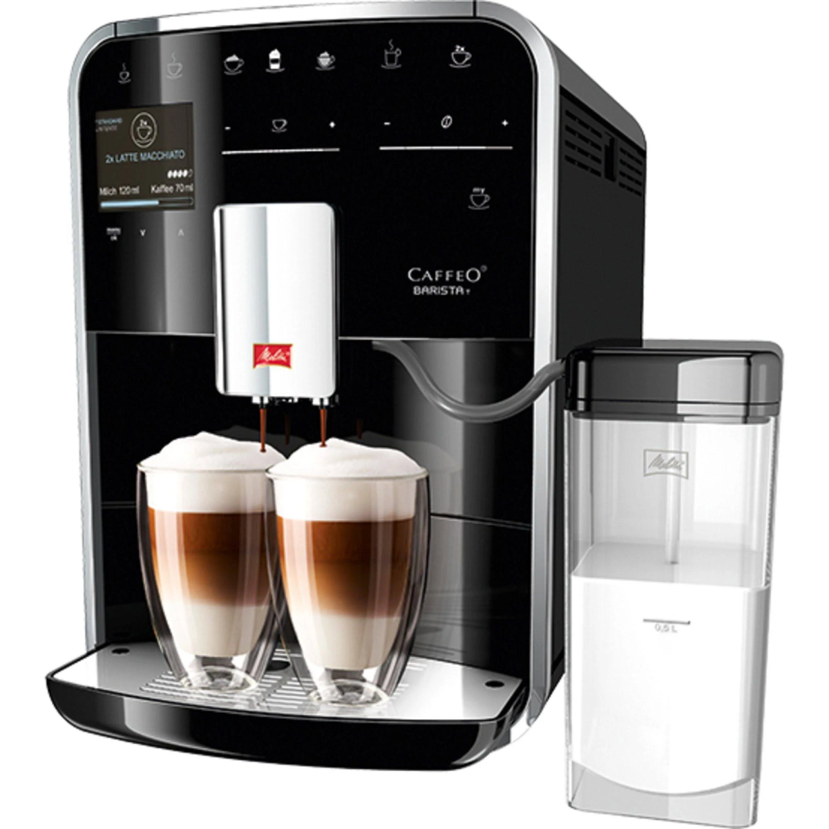 Una cafetera negra que dispensa dos latte macchiatos en vasos. Un recipiente de leche está a la derecha.