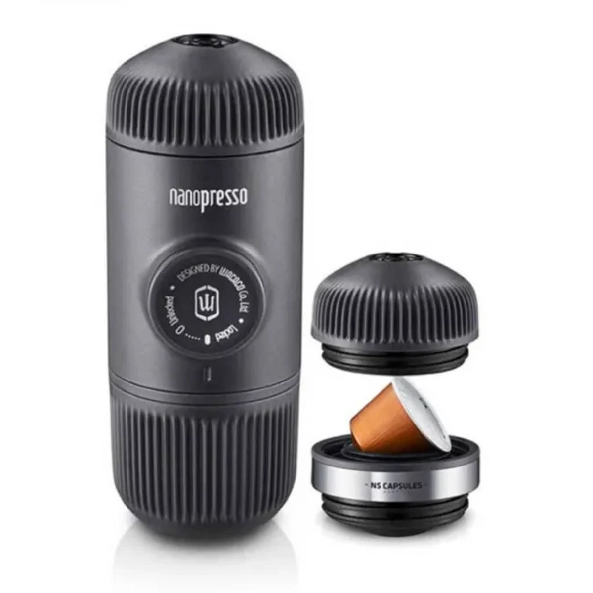 Eine schwarze tragbare Kaffeemaschine. Eine Kapsel wird in das Gerät eingesetzt. Die Marke ist Nanopresso.
