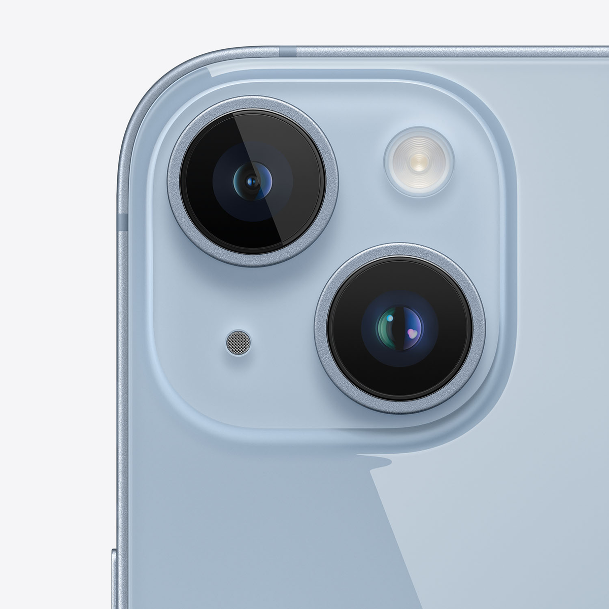 Niebieski moduł kamery w telefonie, trzy obiektywy, lampa błyskowa, jasnoniebieskie tło.