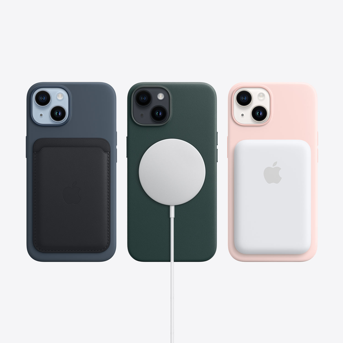 Trzy etui na iPhone: niebieskie, zielone, różowe. Każde ma akcesorium MagSafe.