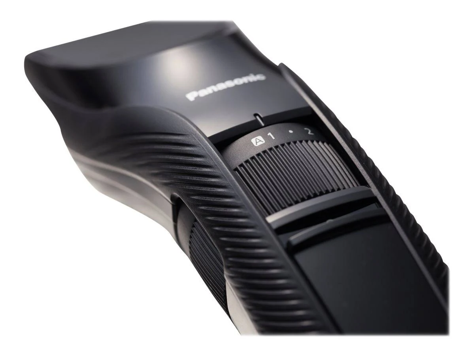 Nahaufnahme eines schwarzen Panasonic Haarschneiders. Drehregler zur Längeneinstellung. Weißer Hintergrund.
