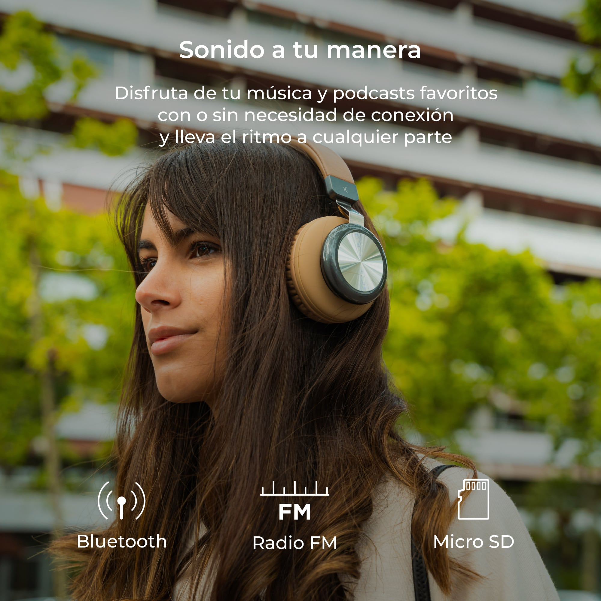 Kobieta w słuchawkach z nakładką tekstową, ikonami Bluetooth, radia FM i Micro SD.
