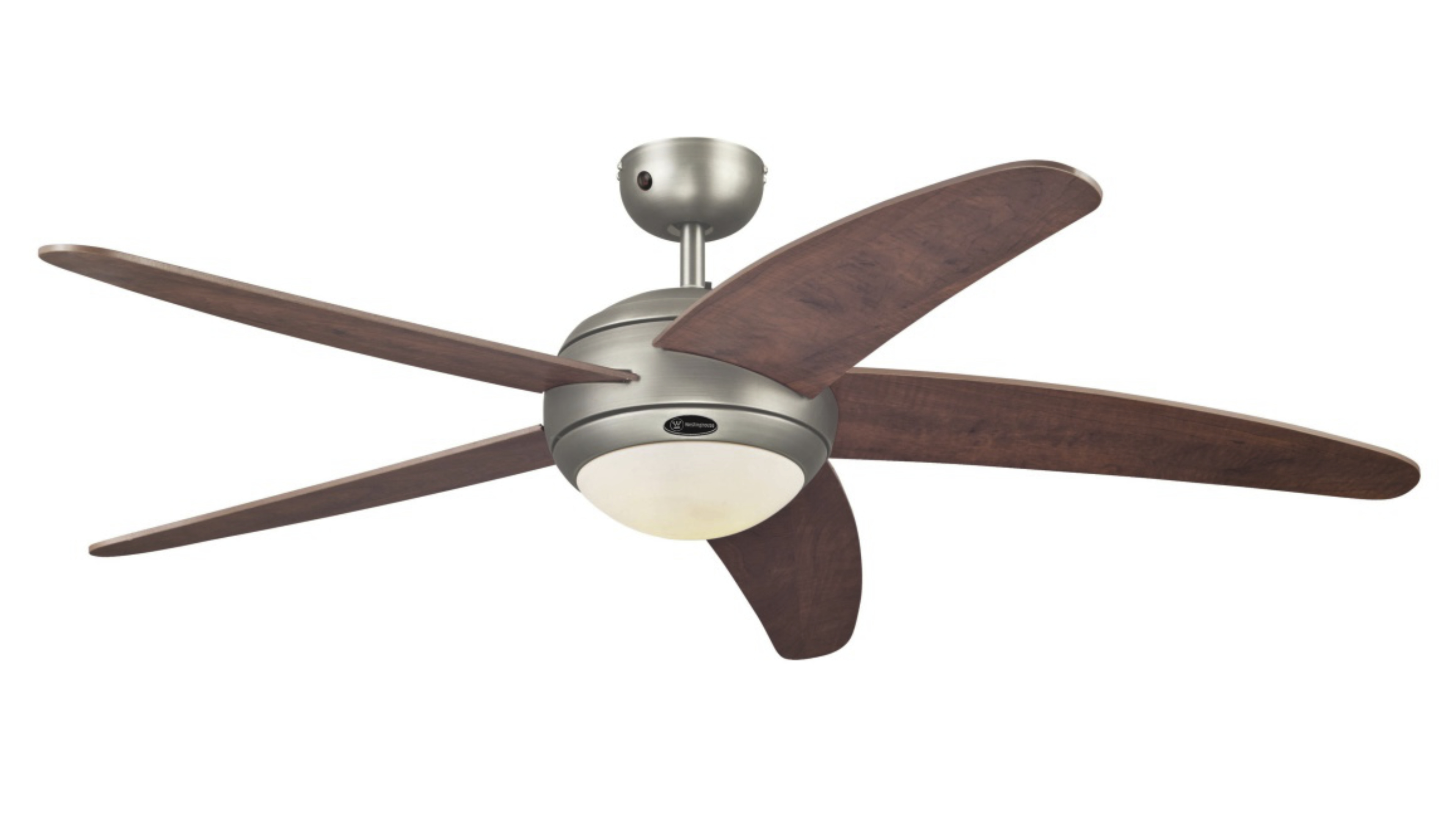 Deckenventilator mit fünf Flügeln und Licht.