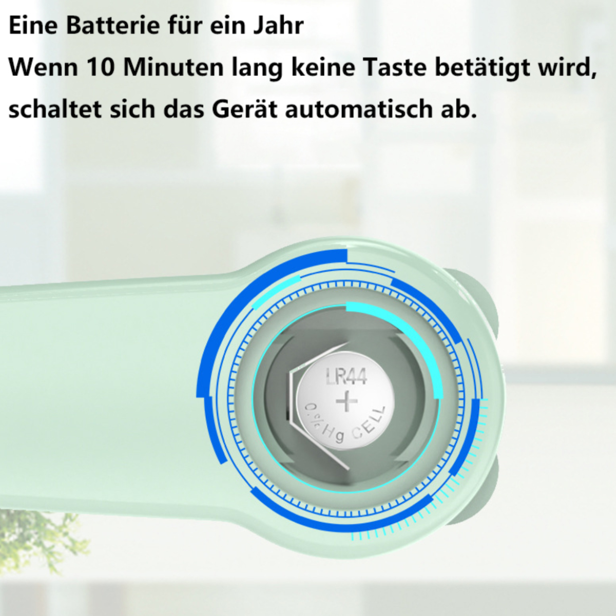Nahaufnahme einer Knopfzelle mit der Bezeichnung LR44. Es hat einen grünen und blauen Hintergrund.