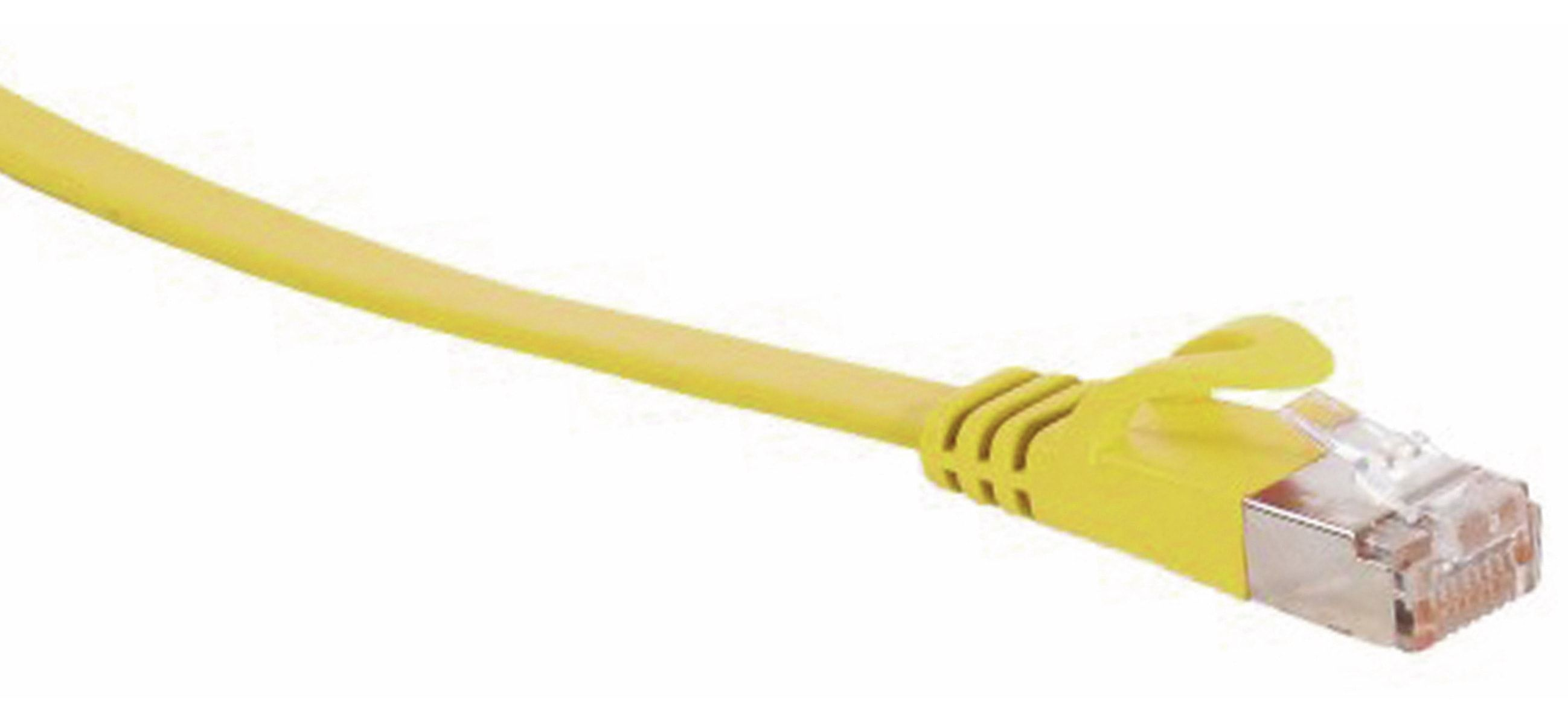 Gelbes Netzwerkkabel mit RJ45-Stecker. Weißer Hintergrund.