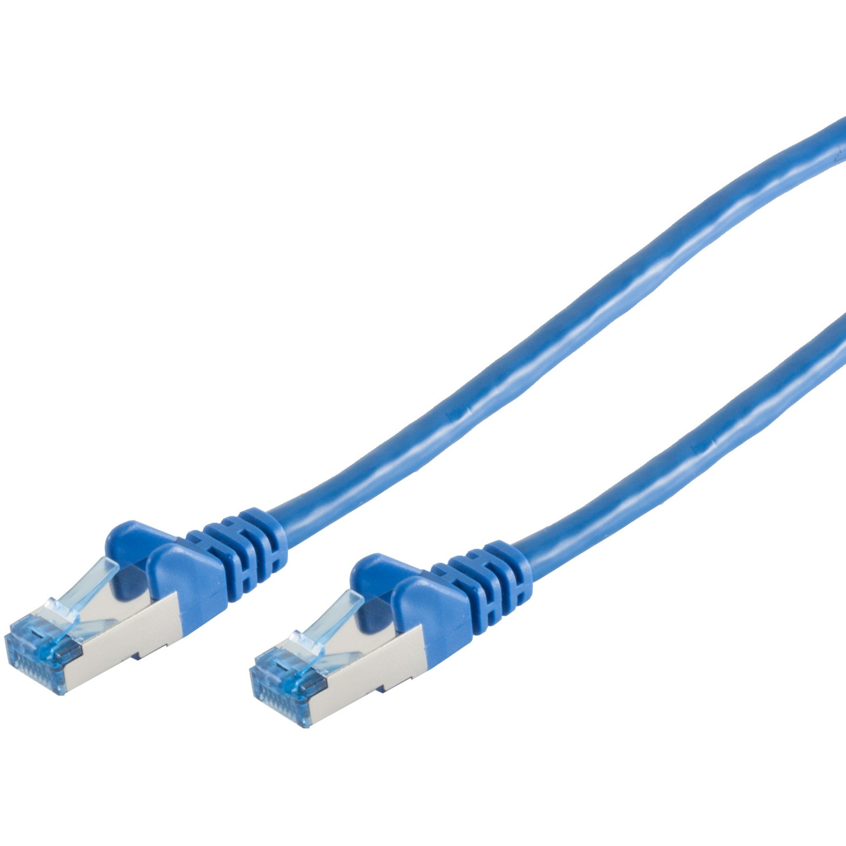 Dwa niebieskie kable ethernet z wtyczkami, na białym tle.