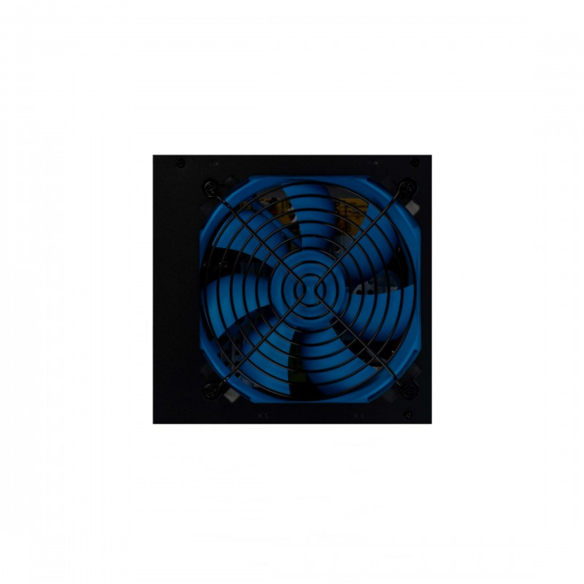 Wentylator komputerowy z niebieskim wnętrzem za czarnymi metalowymi prętami na białym tle.