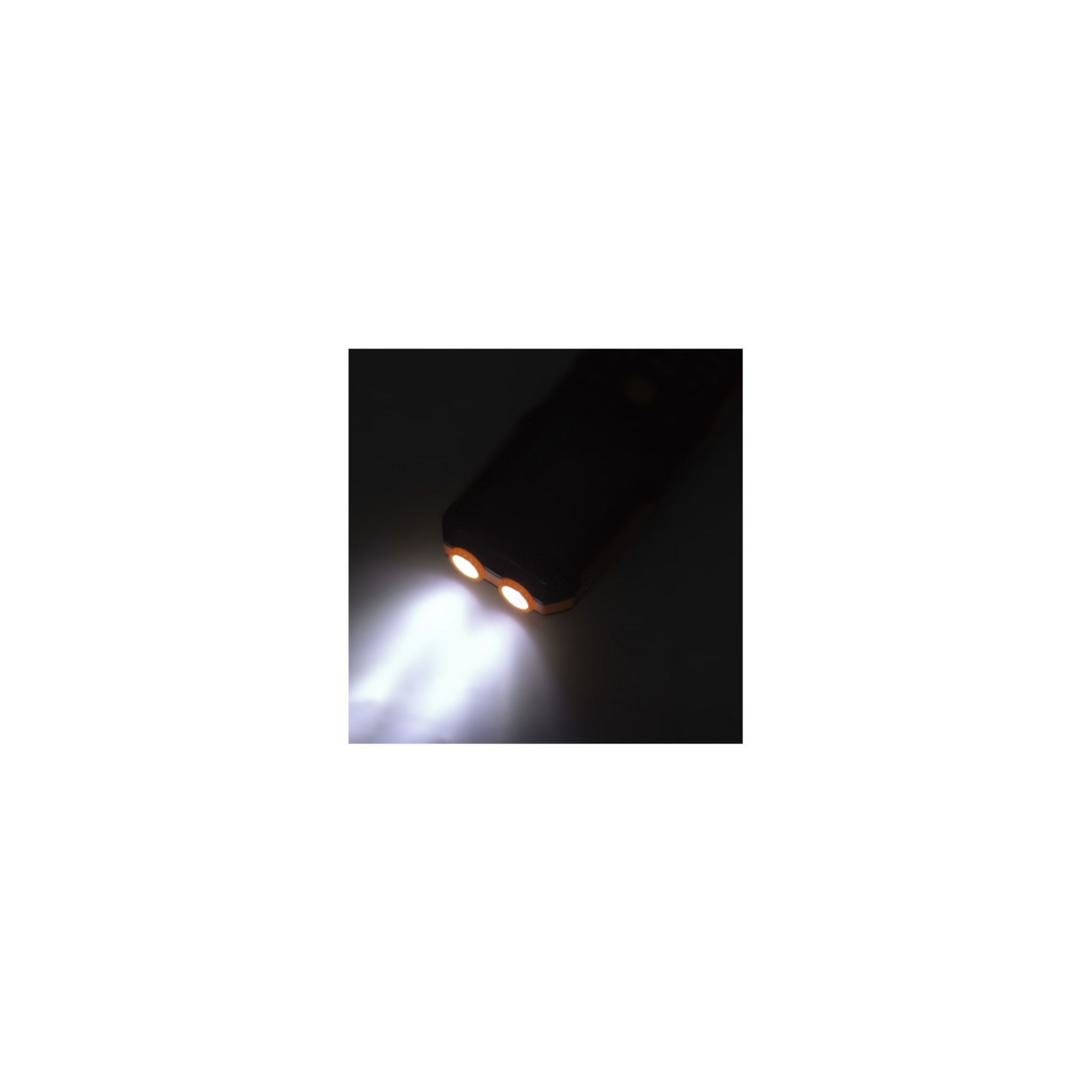 Dos luces LED blancas que brillan intensamente en un entorno oscuro. El fondo es negro.