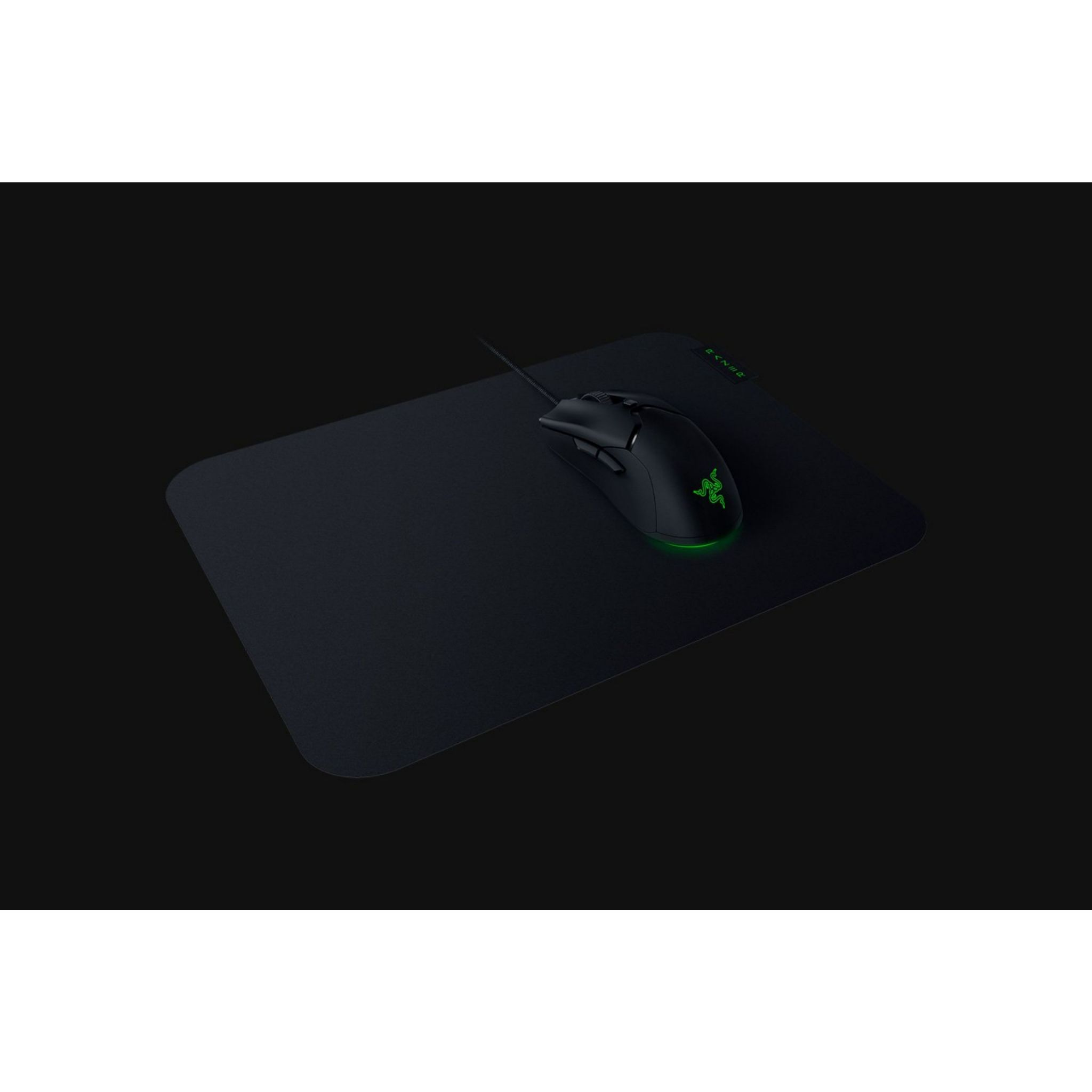 Czarna mysz Razer na czarnej podkładce. Mysz ma zielone, świecące logo.