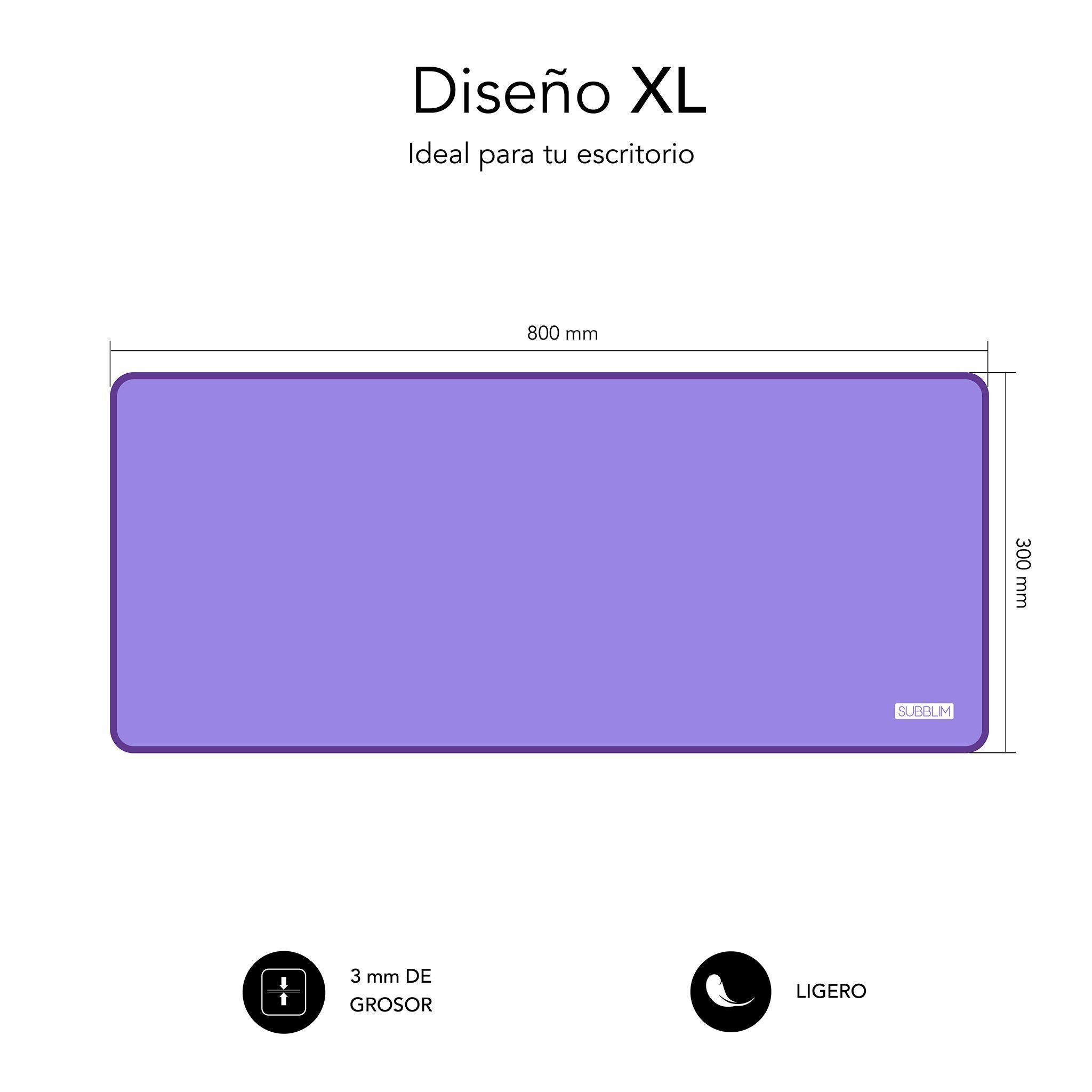 Una alfombrilla de ratón XL morada con texto y medidas en español. Tiene un logotipo blanco y está sobre una superficie blanca.