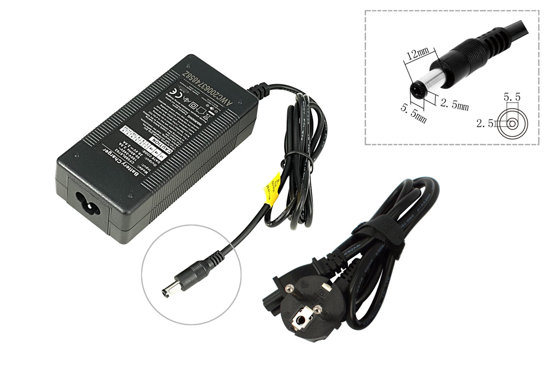 Schwarzes Laptop-Ladegerät mit kleinem Steckerdiagramm. Schwarzes Ladegerät und Kabel mit Eurostecker.