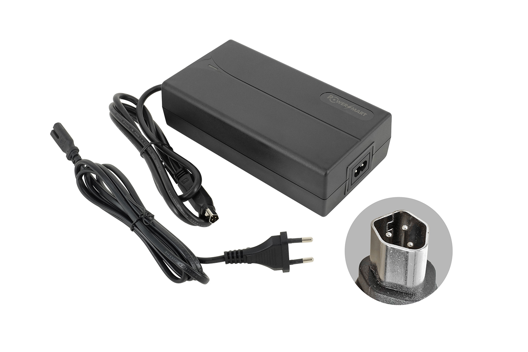 Schwarzes Netzteil mit Kabeln und Stecker. Der Stecker hat drei Stifte und ist in Nahaufnahme.