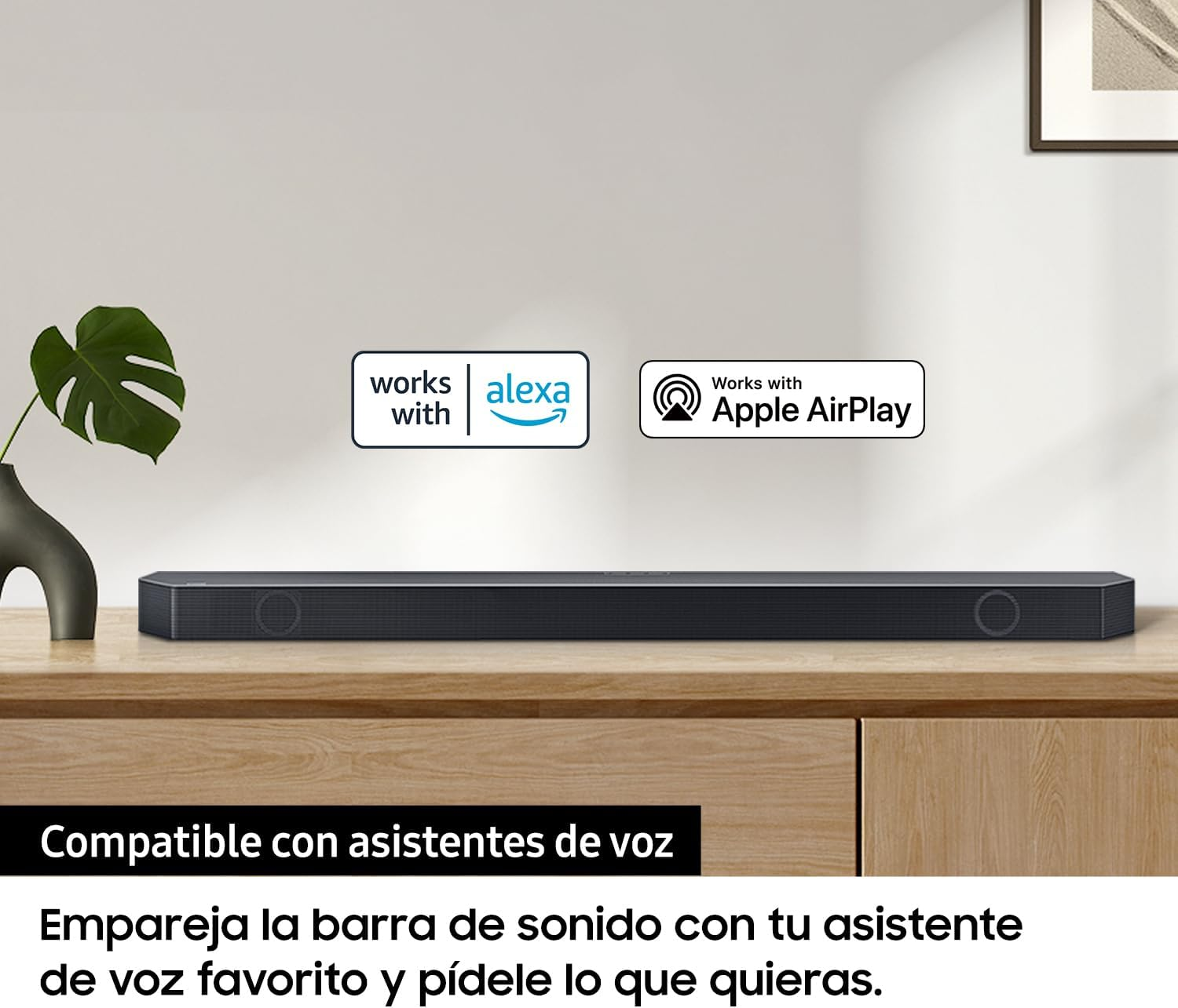 Soundbar auf Holztisch mit Sprachassistenten-Logos.