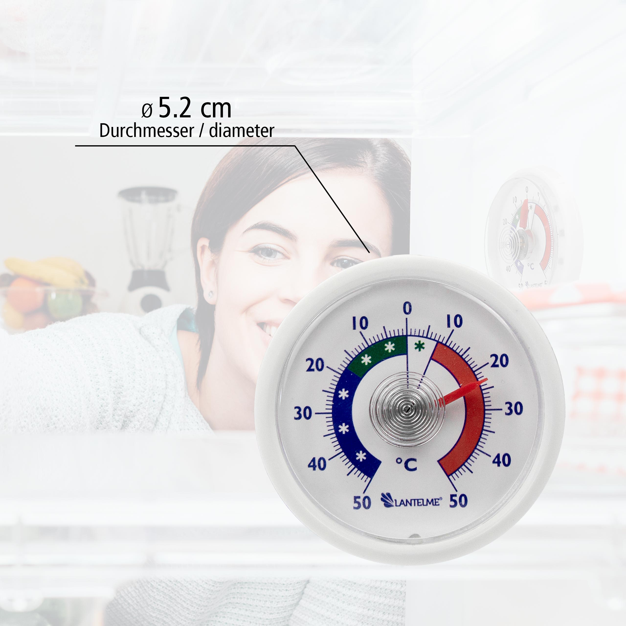 Ein Kühlschrankthermometer mit Frau im Hintergrund. Das Zifferblatt zeigt Temperaturwerte.