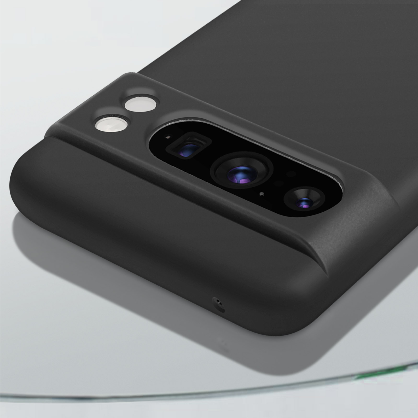 Custodia nera per telefono con sezione fotocamera visibile. Posizionata su una superficie riflettente.