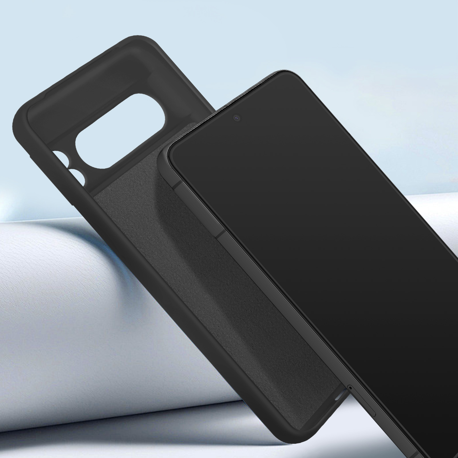 Telefono nero in una custodia. Un'altra custodia è aperta. Sfondo azzurro.