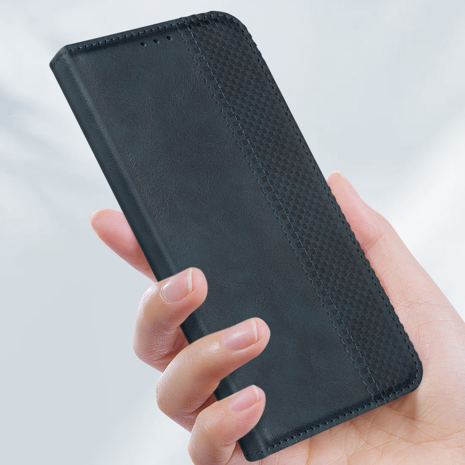 Mano che tiene una custodia per telefono blu scuro con motivo strutturato.