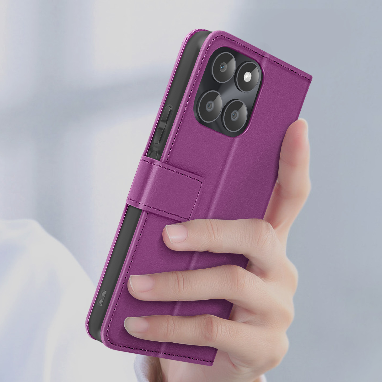 Mano che tiene una custodia viola con telefono. La custodia ha una chiusura.