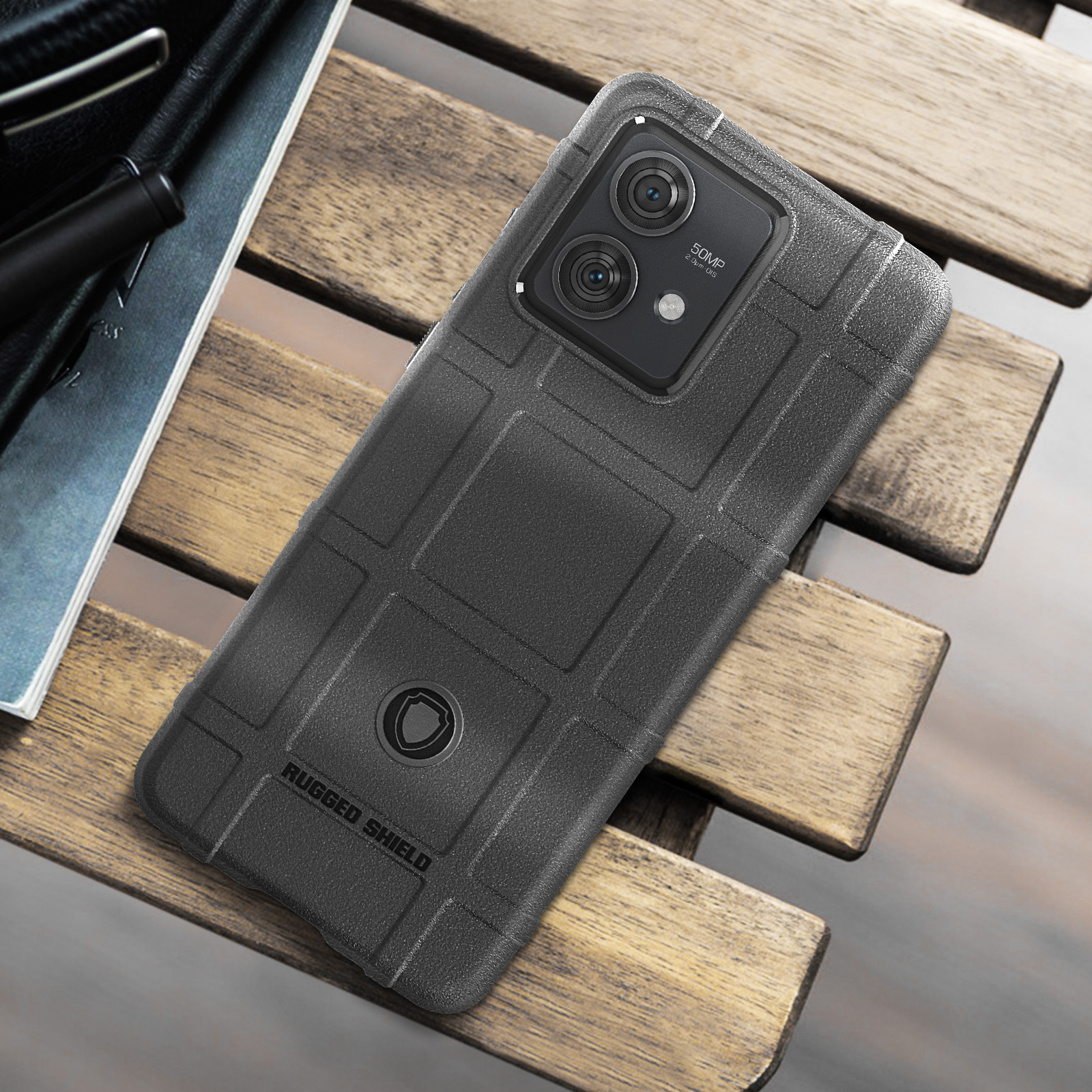 Una custodia per telefono nera con un motivo a griglia strutturato e una configurazione a doppia fotocamera.