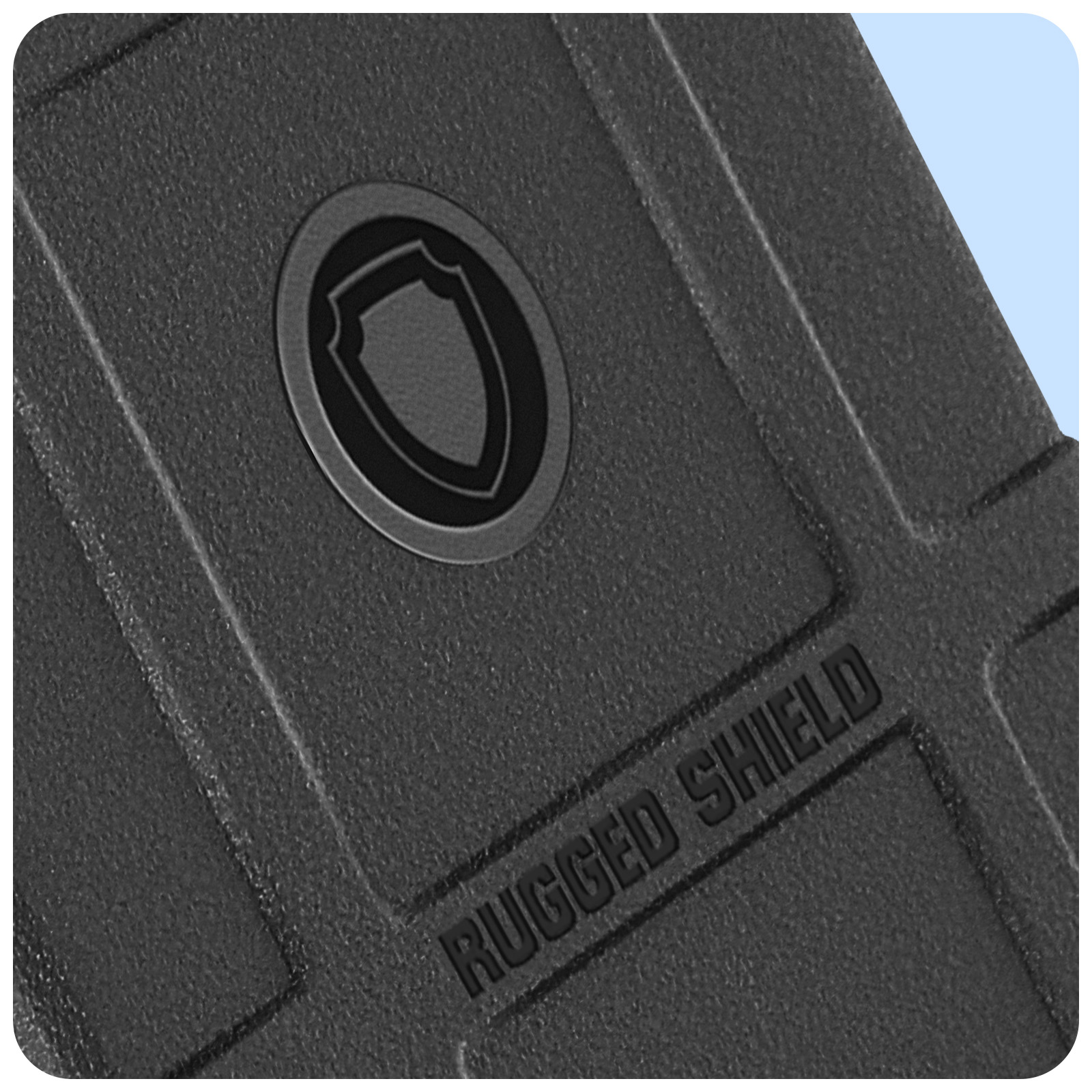 Primo piano di una superficie nera, strutturata, con un'emblema a forma di scudo e le parole "Rugged Shield".
