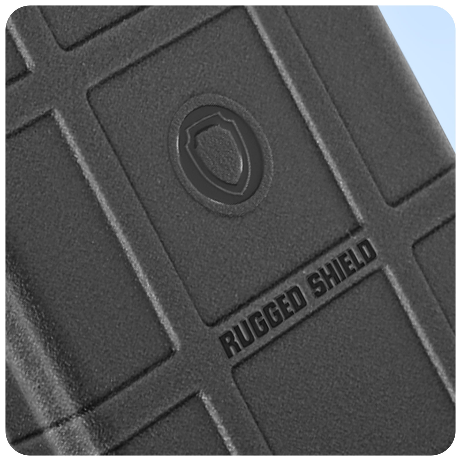 Primo piano di una superficie nera, strutturata con le parole RUGGED SHIELD.